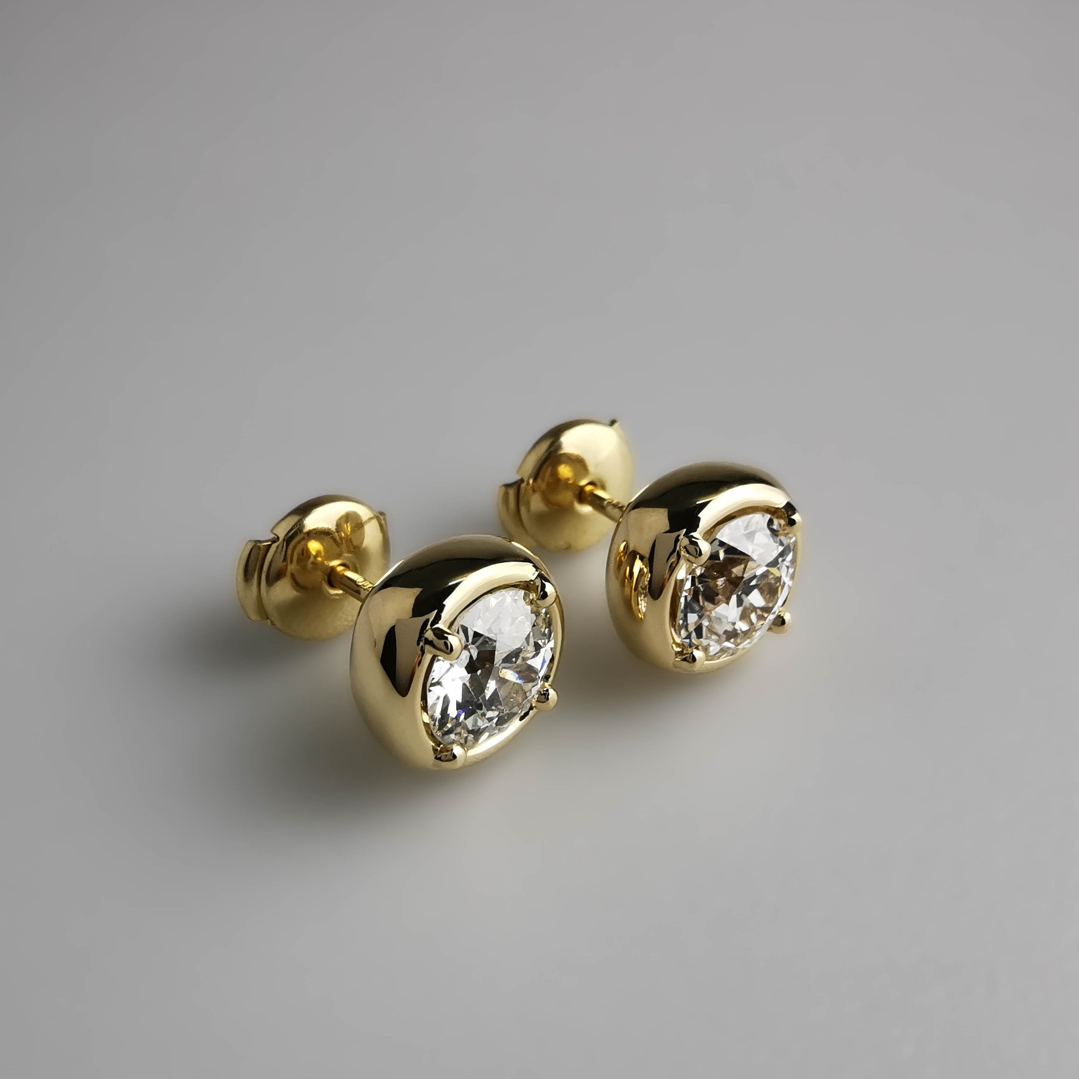 Antique bezel setting round studs yellow gold