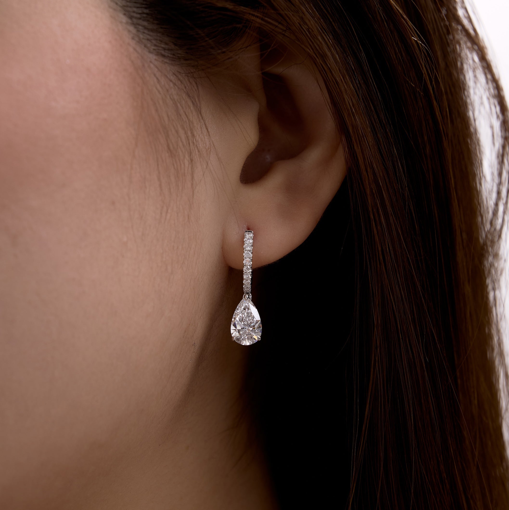 Teardrop-shaped diamonds earring worn