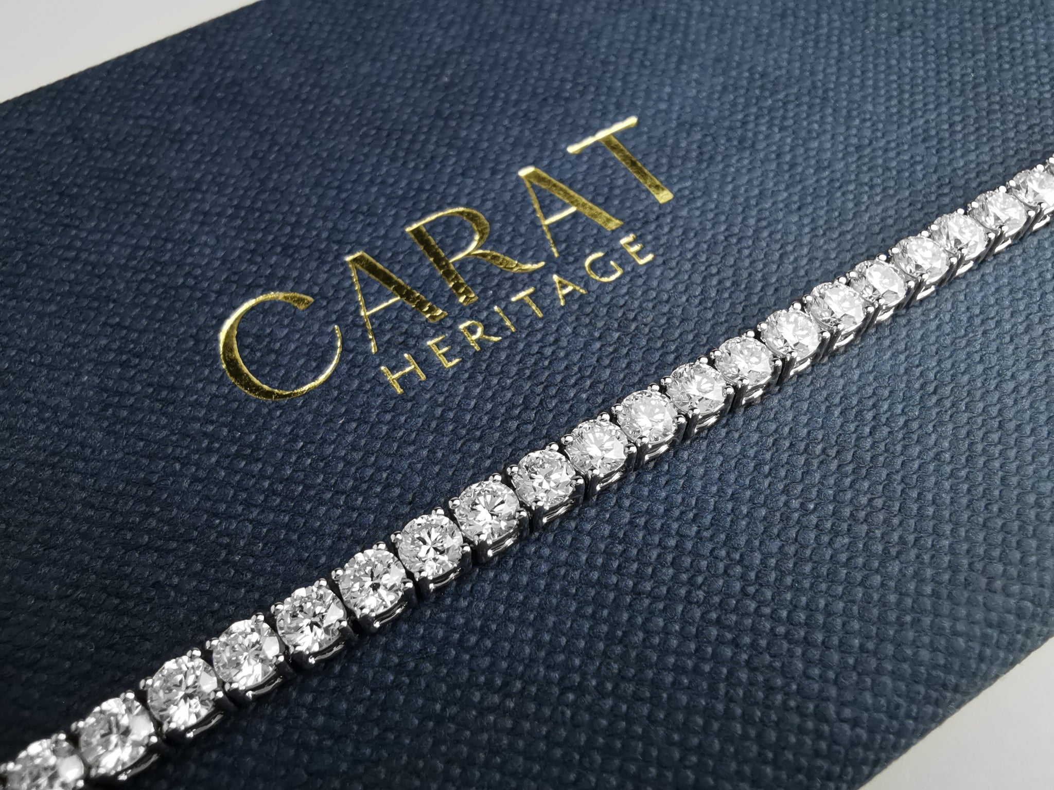 10 pointer Tennis Bracelet on giftbox