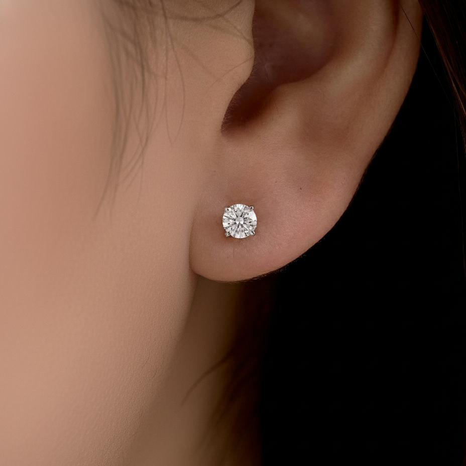 0.5 carat round solitarie studs on ear 5mm diameter
