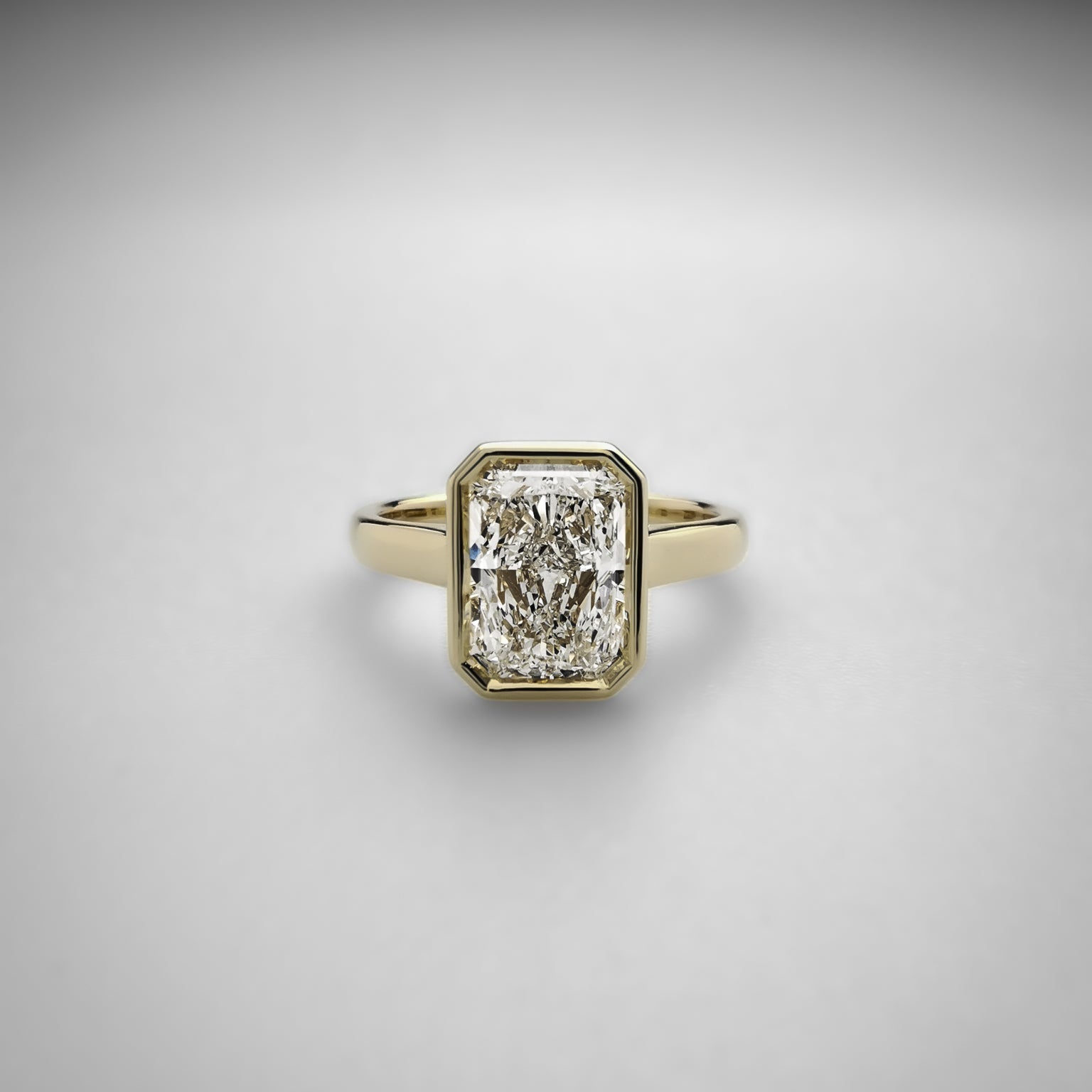 Gold ring with a radiant cut diamond 