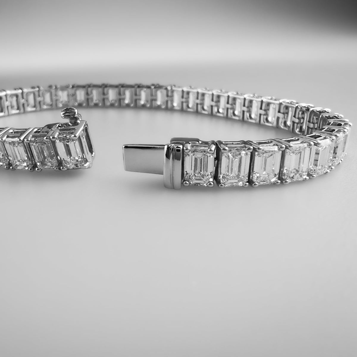 Emerald Tennis Bracelet clasp