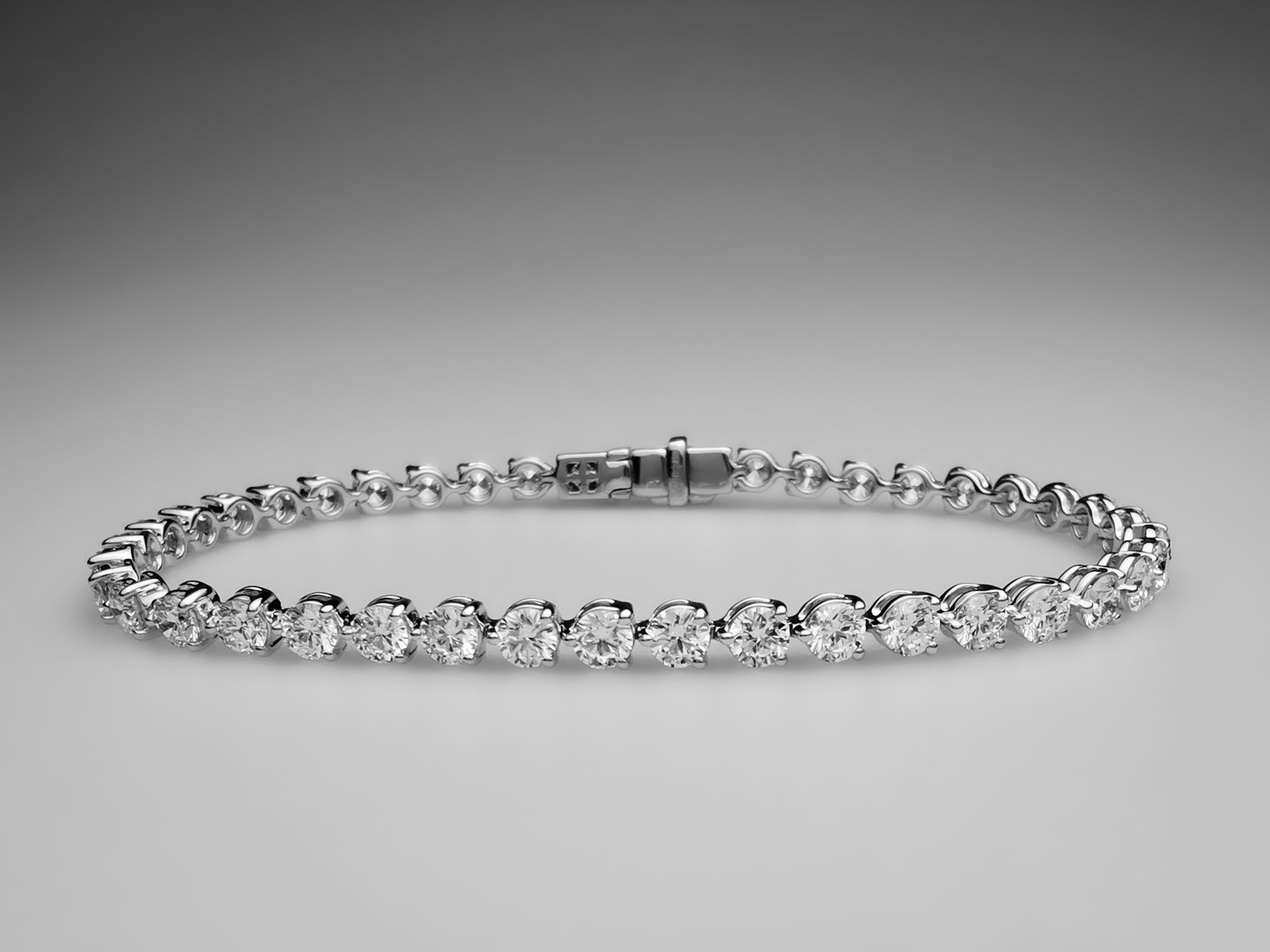 3 prong tennis bracelet 10 pointer 3mm on table
