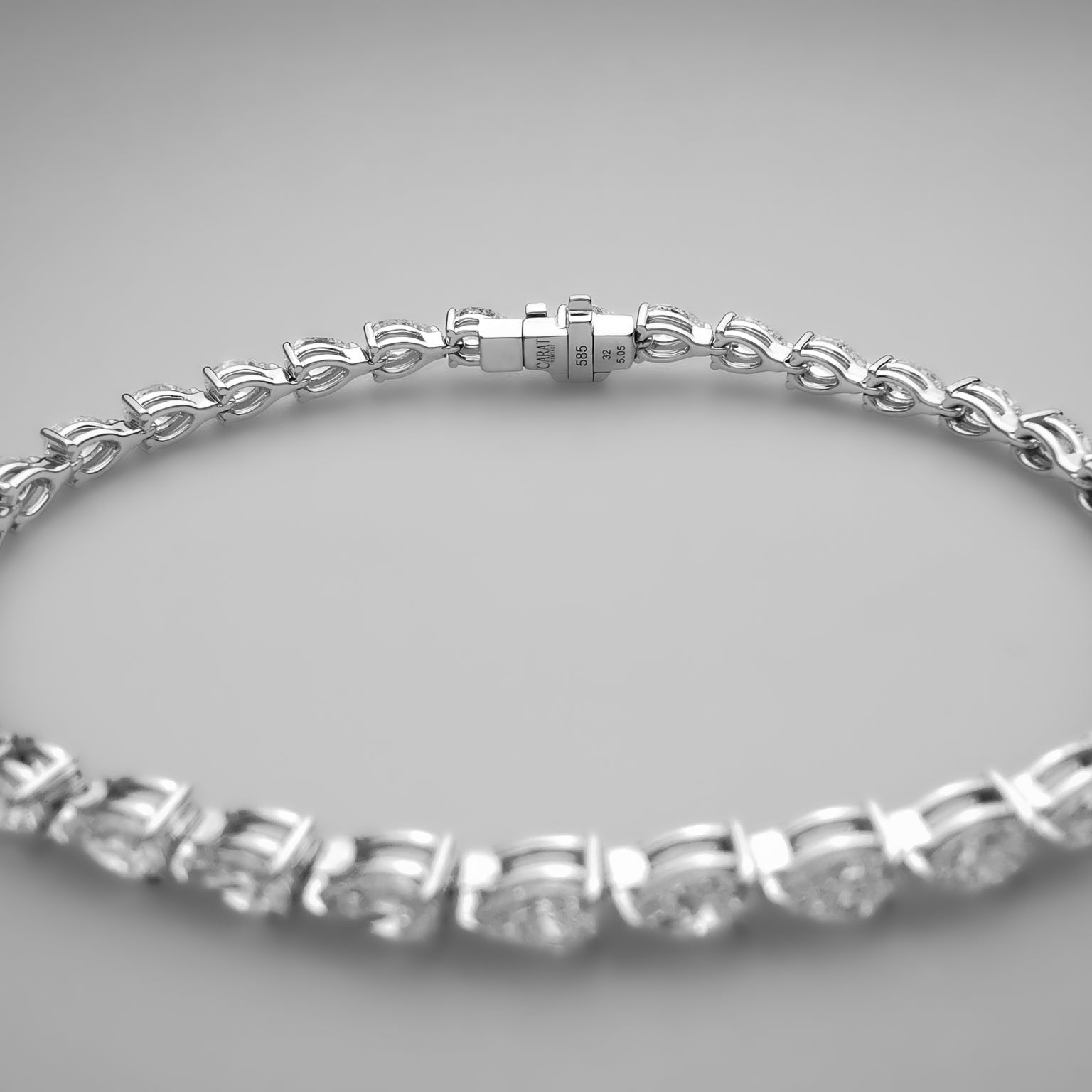 Pear tennis bracelet closing system