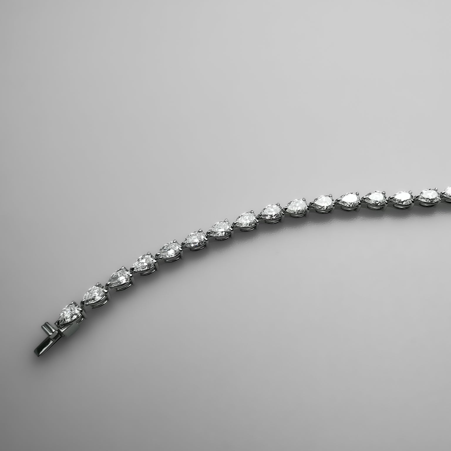 Pear shaped diamond bracelet clasp