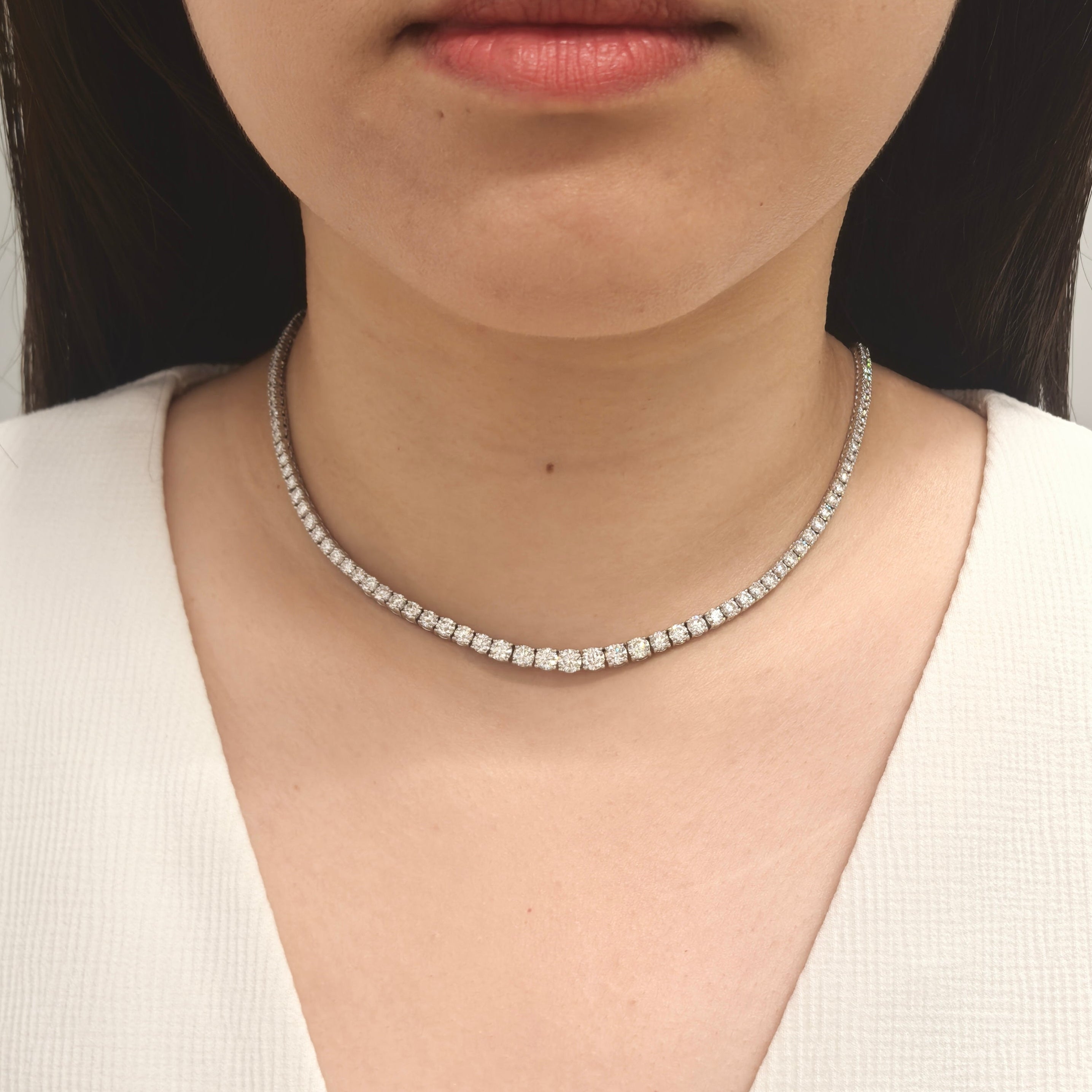 Tennis Necklace Graduated on neck